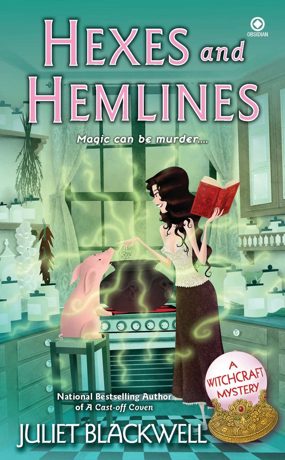 Omslag van Hexes and Hemlines
